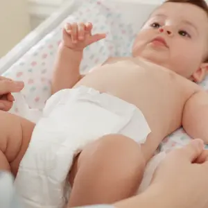 Ein Baby wird gewickelt